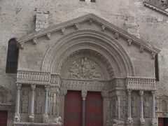 サン・トロフィーム教会入口(入口上部の彫刻がすばらしいです｡)