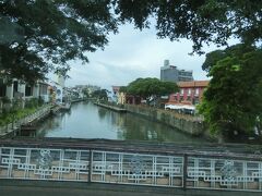 マラッカ川
Malacca River
はオランダ広場とハードロックカフェの間を
マラッカ海峡に流れている川で、河岸に遊歩道があります。
美しい風景なので遊歩道を歩いている人や、
橋の上から写真を撮る人がいました。