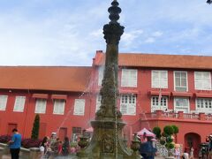 オランダ広場のほぼ中央、マラッカキリスト教会の前に
ビクトリア女王噴水
Queen Victoria's Fountain
がありました。
これはオランダの後のイギリス統治時代のものだそうです。
この側には人が多いせいか、路上パフォーマンスをしている人もいました。
女性の1人参加の人が写真を撮って貰っていたので、
その後主人が一緒にお願いしますと、チャッカリとツーショットに収まっていました。