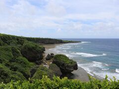 喜屋武岬(きゃんみさき)に来ました。
喜屋武岬は本島の南端にあり、沖縄戦跡国定公園に指定されています。
青い海が広がり、水平線が曲がって見えるので地球が丸いのを実感できます。