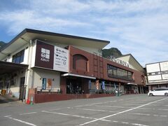　軽井沢に行く途中にある、峠の釜飯で有名な「ドライブイン横川店」です。
本店は横川駅前で、明治18年創業より駅弁を販売し、1958年から"峠の釜めし"で有名になりました。一度本店に足を運んでください。