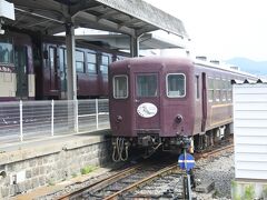 拠点駅の大間々駅到着。行き違いのため3分停車中、トロッコわたらせ渓谷号発車ホームへ。
10:54の発車まで1時間半ほどあるが、乗り換える人ちらほら。