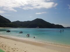 事前に頼んでおいた海の家のワゴン車に乗り込み「阿波連ビーチ」へ。

まぢで、まぢで、海が綺麗！！　本島とも違います！

見た目のブルーマリン度が全然違います！

波も穏やかで遠浅、魚も珊瑚に豊富にいます！

ビーチパラソルとベッドのセットを借りて過ごしていましたが、途中からフェリーのお客さんがきて混雑しました。

写真は混雑前。

シュノーケリングは是非してください！

海の家を予約していたので、そこでシャワーを浴びて帰路につきます。

