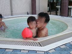 プールは大きくないですが、メインプールは小さく波のあるプールで、横にこのジャグジーがあります。9月末は水温が痩せっぽちの私には厳しいので、助かりました！

たっぷり泳いでから夕飯へ！・・・しかし移動と水泳で疲れたのか、下の子はバギーでＺｚｚ…、上の子は背中でＺｚｚ…。初日は居酒屋で泡盛飲んで雰囲気出そうとおもったのに・・・

結局国際通りでラーメン食べてホテルへ…それにしても重かった〜(*_*;

でもラーメンは美味しかったです、泡盛有ったので飲んじゃったし。
ぜんざいなんかもありましたね。