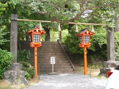 参道入り口まで歩いて戻ると、いきなり石段です。近所の中学生が水筒を持って石段をかけ登って行きます。「こんにちは！」って元気に挨拶してくれました。

この先、神社本殿を通り越して石段を400段近く登るとミシュランガイドの表紙を飾った、五重塔・桜・富士山の写真の撮影スポットがあります。
最近、ここを訪れる外国人が増え話題になりました。