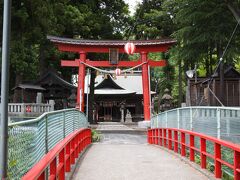 11：40　冨士山下宮　小室浅間神社　おむろせんげんじんじゃ
創建は807年、坂上田村麻呂の東征の戦勝を感謝して社殿を造営しました。室町時代までは、東町の金毘羅神社に鎮座しており、富士道に面し大勢の富士登山者が訪れ、湧き水で身を清めてから富士山に登ったそうです。
江戸時代初めに、町が西側に移転したのに伴い、神社も現在地に移りました。
