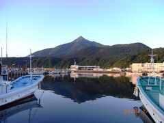 早朝４時起床。

窓の外を見ると、今日はめっちゃいい天気。
さっそく、外に朝のさんぽへ。

風もなく、波もおだやかで、逆さ富士が見れました。

「早起きは三文の得」とはよく言ったものです。

