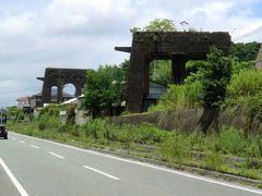 迎賓館跡の近くに残る、三菱飯塚炭鉱の巻き上げ機台座跡です。

市道の横に、その遺構が２基、残っています。