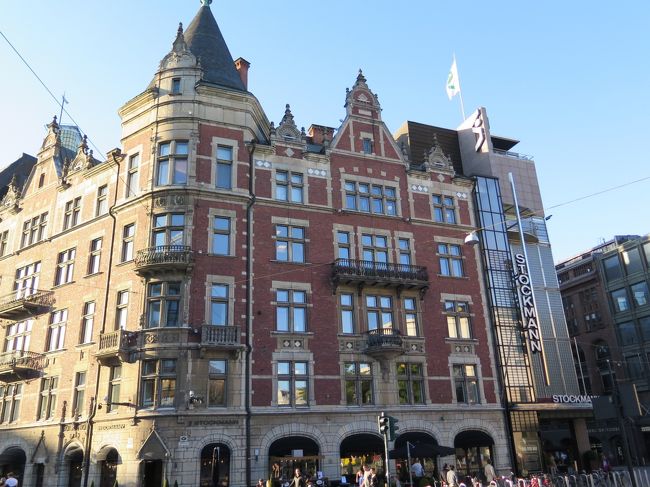 お世話になったstockmann<br />ちょうどセールをしていて革製品が安く買えました。<br /><br />ずっとヘビーなごはんだったから、最上階のフードコートで軽めにランチしたり。<br /><br />地下のパン屋さんも美味しいし。最高やね。