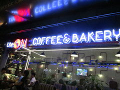 ホテルの前の大きなカフェでベトナムコーヒーを。
ローカルのように外の椅子で、飲みました。

 The One Coffee & Bakery  