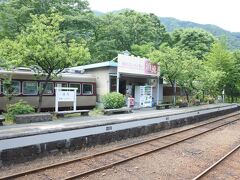 途中下車の目的はこちら
この駅には、25年くらい前まで活躍していた東武特急車両DRCの車体を利用したレストランがある