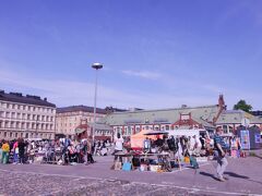 ちょっと足を延ばしてヒエタラハティのマーケットにも行ってみました。
なかなかゆっくり見る勇気はないんですが、マリメッコの食器とかを売ってる人もいましたね〜
日本人の買い付けみたいな人もいましたよ。買う気がある人なら楽しいかも〜