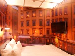 そしてあっという間にストックホルムに到着ー！
アーランダ空港から空港バスに乗って中央駅まで。
空港からのアクセスはバスと鉄道とありますが、どちらもバゲッジクレームの脇に券売機がありました。
私はちょっと並んでる人が多かったバスの方で。
往復にするとちょっと安かったです。

ホテルは駅から近いノルディックCホテル。
確かに駅から近いです。
ただ・・・はじめ、駅の3D構造が全く把握できず、かなりさまようことになったのでした・・・

正解は、バス乗り場のとこから駅の中に入り、エスカレータを降りてアーランダエクスプレスの乗り場のほうに向かいます。チケット売り場などのところを通れるので、そこから外に出るのが一番近いです。

ストックホルム中央駅はお店もたくさん入ってて便利ですが、最後まで全体の構造を把握できなかったなあ・・・