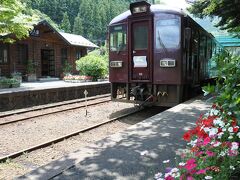 沢入駅。行き違いのためしばらく停車
駅は花いっぱい