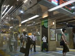 阪神電車創業時の柱なども活用してレトロ調となった阪神三宮駅。