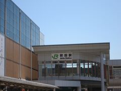 ランチを済ませ駅に戻ってきました。

それにしても外は暑く（23.2℃）スタバで冷たい飲み物を買ってきました。