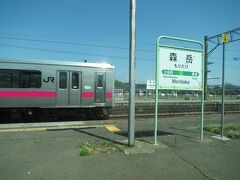 13:17　森岳駅に着きました。（秋田駅から36分）

■駅名が地名（読み方）を変えた森岳駅

森岳の地名はかつて「もりおか」と読み、森岡とも表記されていたが、東北本線の盛岡駅との混同を避けるために駅名の読みは「もりたけ」とされた。

その後、地名の読みも駅名に合わせて「もりたけ」になった。これは既存の地名を駅名に合わせて変更した例である。［ウィキペディアより］