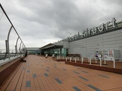 展望デッキに出てみました。
外は天気がすっきりしません。暑い雲が空を覆っています。