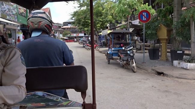 と思ったらガイドさんも同行です。<br />楽しみにしていましたが、残念。<br />冷静に考えると、ＪＭＢツアーと言え、所詮ＪＡＬパックです。<br />余り会話のできない人を野放しにするはずはなく（涙）<br />気を取り直して、トゥクトゥクツアーの始まり、始まり