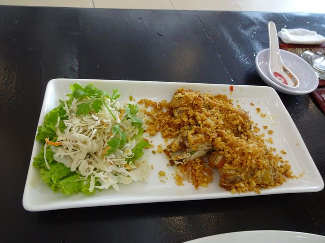 シャコさんは、ニンニクと唐辛子の炒め物。<br />調理方法をガイドさんに伝えると、ニンニク大丈夫？日本人苦手よと。<br />日本人ってそうなんだ。<br />美味しそうに食べるので、ほぼガイドさんのお皿にのせてあげました。<br />自分に、娘がいたら、こんな感じなんでしょうね。<br />ビールの大瓶１本とパイナップルジュースを含め＄７１．６にびっくり。<br />以前、香港の南Ｙ島にあるレインボーレストランで、巨大シャコとロブスターを食べた時の３０％程度のお値段でした。<br /><br /><br />