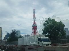 朝9時過ぎに、羽田空港で弟＆母と合流。
弟の車でまずは山中湖付近へ向かいます。

とりあえず羽田には来たものの、今回は東京観光は一切なし…なので、窓ガラス越しの東京タワーを見て「あ、東京に来たんだな」と一瞬だけ実感。

