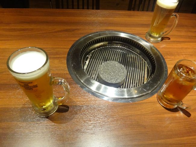 東京・新大久保【とんちゃん＋】職安通り店で注文したものの写真。<br /><br />私は生ビールを♪1円ですから。<br /><br />コーン茶はいくらかわかりませんがビールよりは高い。<br />(今回はレシートがないので値段は不明)<br /><br />炭焼き網の上に乗った置石？は重しかな？！