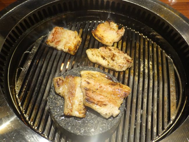 ああ、こうやって焼けたお肉を石の上に置くようです。