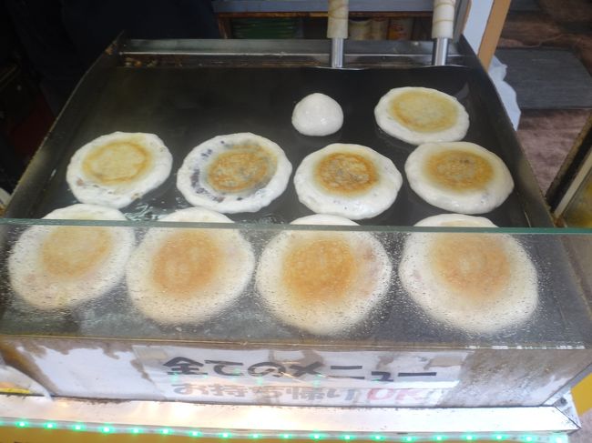 東京・新大久保【POPO ホットク】大久保通り沿い<br /><br />ホットック屋【ポポホットック】の写真。<br /><br />次から次へと焼き焼き。