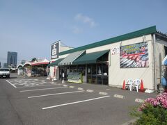　ピアBandaiの中心となる「万代島鮮魚センター」で、新潟市では最大級の鮮魚専門店です。お店は、9:00〜19:00（年中無休）と便利ですが、昼頃では駐車場が満員で店に入るのに時間がかかり、夕方は鮮魚が少なくなっているので注意してください。


