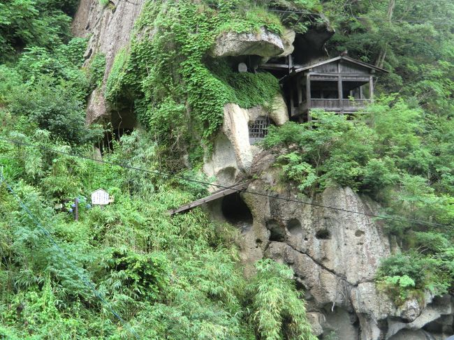 静か さや 岩 に しみ入る 蝉 の 声 意味