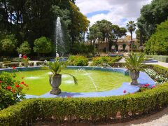 ブー・ジュルード庭園は噴水のある王宮の庭のよう。