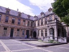 近くにあったこちらは図書館だそうです。
こっちの図書館はどこも立派だなあ〜