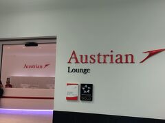 12時間の長いフライトを終えウィーンの空港で乗継。
搭乗時刻までの30分、オーストリア航空のラウンジで一休み♪