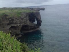 瀬底の素敵な宿でもっとゆっくりしたかったけど（前の旅行記）、この日は朝から中部観光。

万座毛着９時過ぎ。曇り＞＜ここも晴れてないとな・・・天気にかなり左右される観光スポット・・

こんな時間でも観光客でいっぱいでした。サクッとみて終了。