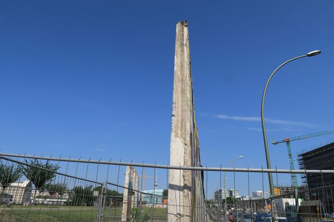 思ったよりもベルリンの壁はずっと薄かった！<br /><br />私は東西ドイツを分断していた壁が崩壊した時はまだ幼く、壁の記憶と言えばカップヌードルのCMだたりする。