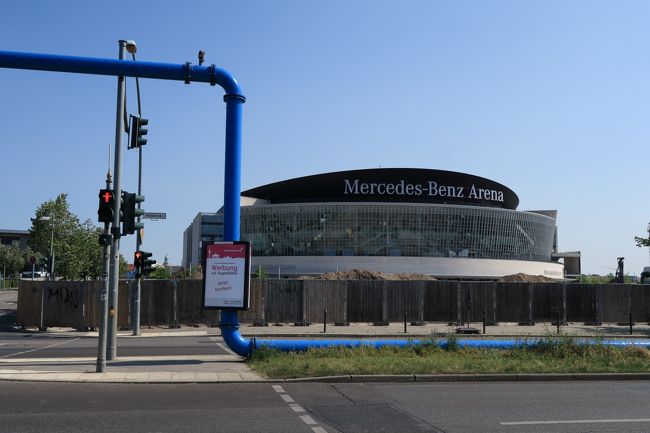 ベルリンは広くて工事現場や空き地が多いという印象。10年前にもベルリンに来た友人は10年前にも同じ印象を持ったそうです。<br /><br />イーストサイドギャラリー向かいのメルセデスベンツアリーナはもうすぐ完成といった所。<br />ベルリンは派手な色の配管が地上にたくさん出ていて不思議でした。<br />日本や他の街では地下に埋めてあると思うけど。