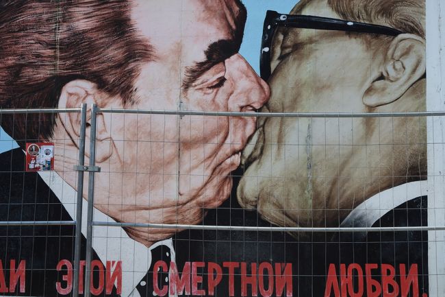 一番有名な絵。兄弟のキス。<br />旧ソ連のブレジネフ書記長と旧東ドイツのホーネッカー書記長のキスシーン。<br />戦後東ドイツを支配していた旧ソ連と旧東ドイツの密接な関係を皮肉している絵ですが、ロシアでは男性同士でも挨拶でキスをするらしい。。<br /><br />兄弟のキスを見るだけならオスト駅よりUバーンのWarschauer Str.の方が近いです。