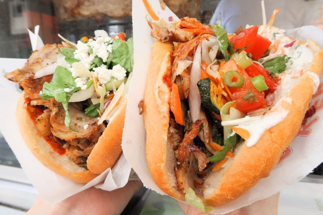 オーダーは「ワン　チキンケバブ　プリーズ！ノット　キューカンバー！ノット　チーズ！」酷い英語でもトマトと和えて準備してあったキュウリを丁寧に抜いてケバブを作ってくれました！何て優しい！！<br />店員さんにWhere are you from?と聞かれたのでヤーパン！（ここは張切ってドイツ語！）と答えると「オー！ワンピース！ムギワラ！！」世界のONE PIECE！尾田先生偉大ナリ！<br />ケバブはピリ辛チキンに揚げた野菜と生野菜がたっぷりでとーっても美味しかったです(^^)