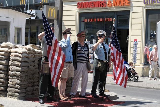 ここで事件発生。<br />写真を撮っていると、子供にアンケートを求められたのですが、何せ英語もドイツ語もサッパリなのでポカンとしてたら去っていきました。<br />暫くすると女性の叫び声が！！<br />さっきアンケートを求めてきた子供はカバン泥棒でした( ﾟДﾟ)<br />スリグループの一人が取り押さえられ辺りは一時騒然。。