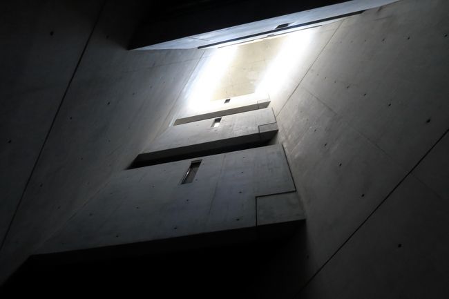 最初は明確な順路は無く、3つのテーマを好きな順に見学します。<br />展示物の並びの奥の重い扉を開けると変形四角形の「ホロコーストの塔」