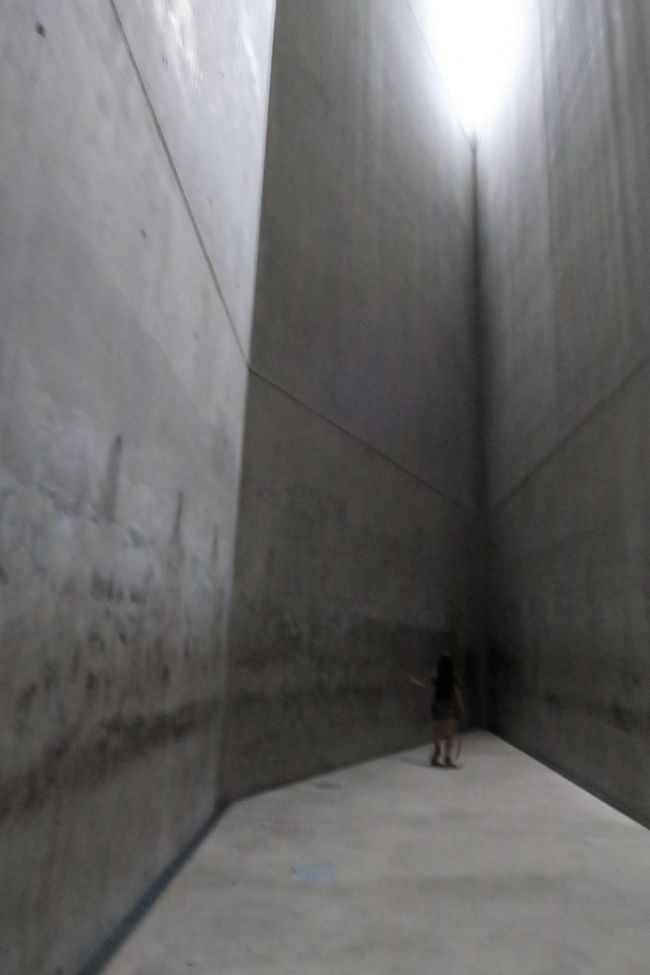 この部屋の中に絶対一人きりで居たくないくらいの恐怖を感じる何もないコンクリートの空間。<br />