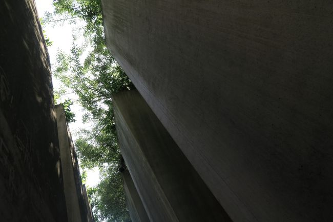 次に訪れた空間は「亡命の庭」<br /><br />外はとってもいい天気のはずなのにコンクリートの高い柱が立ち並んで薄暗く、地面は斜めになっていて真直ぐ歩くことが出来ません。
