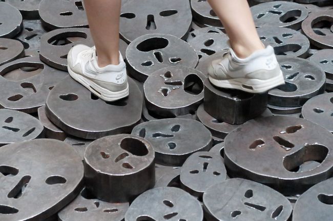 顔のような穴が開いた鉄板の上を歩きます。<br />歩くとガシャンガシャンと大きな音が高いコンクリートの壁に響いて恐ろしい。。