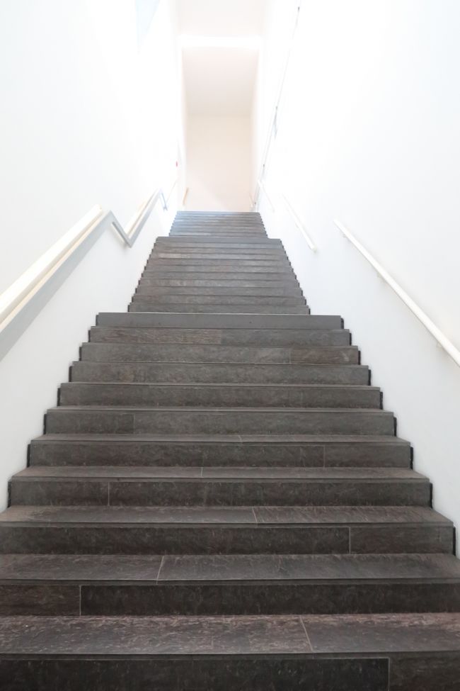 階段の向こうは壁があるだけ。。<br />恐怖にすっかりメンタルをやられ、上階では展示の順路があったものの、日本語ガイドを借りていなかった事もあり順路を逆から回ってしまった為、展示物については何が何だかな見学になってしまいました。。<br /><br />展示物だけで無く建築を通して感じるユダヤ人の悲劇の歴史。<br /><br />この博物館に行ってから安藤忠雄のコンクリート打ちっ放し建築も怖くなってしまった...