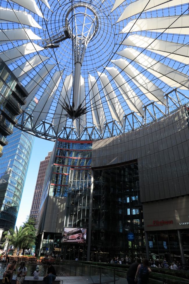 ポツダム広場のソニーセンター。<br /><br />ソニーセンター近くのアルカーデンというショッピングセンターのスタバへ休憩に。<br />「ショートラテ（ショートサイズのスターバックス・ラテ）」を注文するも、店員さんに物凄く怪訝な顔をされ、壁のメニューを見てもスターバックス・ラテが無い！？<br />ショートサイズが無い国はたまにありますが、ラテ無いの！？<br />よく分からずメニューにあったキャラメルコーヒーを頼みました。。<br />（キャラメルマキアートでは無い）<br />店員さんは塩対応だし、ちょっと凹む。。<br />