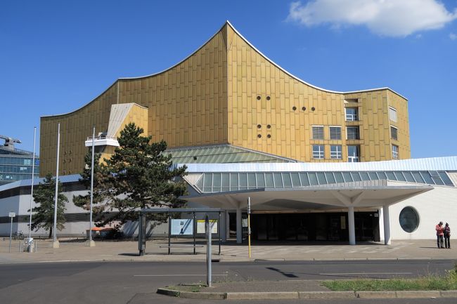 バタバタとホテルに戻て夜のベルリンフィル演奏会仕様のワンピースに着替えてバスに乗ってフィルハーモニーへ。<br />友人はミュージカルの予定があり本日ここからは単独行動。<br /><br />演奏会の時間までポツダム広場周辺観光。<br />まずはフィルハーモニー近くの絵画館へ。