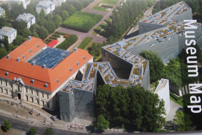 チェックポイント・チャーリーから徒歩でユダヤ博物館へ。<br /><br />博物館は引き裂かれてバラバラになったダビデの星を思わせる写真左のグレーの建物なのですが、この建物に出入口は無く、隣の赤い屋根の建物の地下から入ります。<br />入場にはセキュリティーチェックがあり、ブリュッセルのユダヤ博物館でテロがあった為か周辺は警備の警官が多かったです。