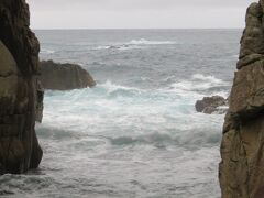 白山洞門・・・白山神社の下にある門のような形をした海食洞門で、海食洞としては日本最大級

黒潮によって造られた神秘な洞門から見る景色に圧倒されます