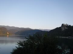 朝食前に朝の散歩に出かけましょう♪

周囲を高い山々に囲まれたブレッド湖に朝の陽射しが差し込んでくるところ。
左手には湖に浮かぶ聖マリア教会、右手の小高い丘の上にはブレッド城、すっきり一枚に収まったよ。