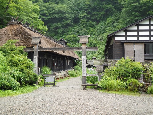 乳頭温泉の中でも有名な鶴の湯を訪れました。<br />なんか、ここだけタイムスリップしたような空間。